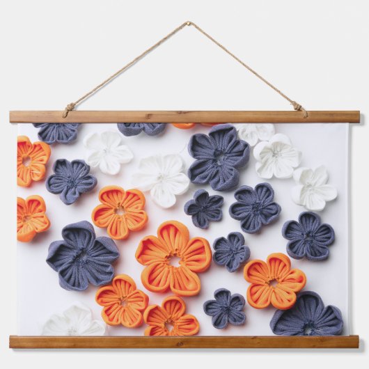 Blume aus handgefertigten Frühlingstoffen, orange  Wandteppich Mit Holzrahmen (Vorne)