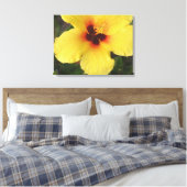 Blume aus hawaiianischem Hibiskus Leinwanddruck (Insitu (Schlafzimmer))