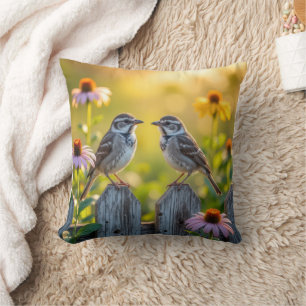 Blume aus Kon und Spange durch einen Holzzaun Kissen