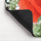 Blume aus Mohn in grüner Vegetation Mousepad (Ecke)