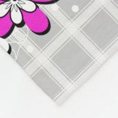 Blume aus Papierneon auf einem grauweißen Schachbr Fleecedecke (Ecke)