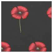 Blume aus rotem Mohn auf schwarzem Stoff (Nahaufnahme)