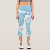 Blume aus Weiß Paisley Art Muster auf hellblau Capri Leggings (Vorderseite)