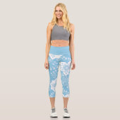 Blume aus Weiß Paisley Art Muster auf hellblau Capri Leggings (Vorderseite)