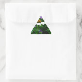 Blume aus weißem Kon, violette Blumen und Motte Dreieckiger Aufkleber (Tasche)