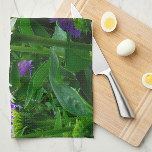 Blume aus weißem Kon, violette Blumen und Motte Handtuch (Viertel Falte)