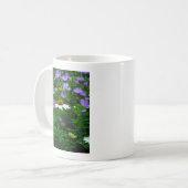Blume aus weißem Kon, violette Blumen und Motte Kaffeetasse (Vorderseite Links)