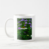 Blume aus weißem Kon, violette Blumen und Motte Kaffeetasse (Links)