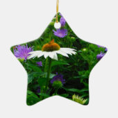 Blume aus weißem Kon, violette Blumen und Motte Keramik Ornament (Vorne)