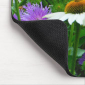 Blume aus weißem Kon, violette Blumen und Motte Mousepad (Ecke)