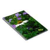 Blume aus weißem Kon, violette Blumen und Motte Notizblock (Rechte Seite)