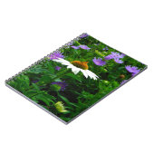 Blume aus weißem Kon, violette Blumen und Motte Notizblock (Linke Seite)