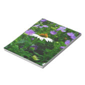 Blume aus weißem Kon, violette Blumen und Motte Notizblock (Rotiert)