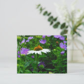 Blume aus weißem Kon, violette Blumen und Motte Postkarte (Stehend Vorderseite)