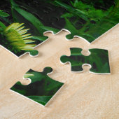 Blume aus weißem Kon, violette Blumen und Motte Puzzle (Seite)