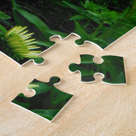 Blume aus weißem Kon, violette Blumen und Motte Puzzle (Seite)