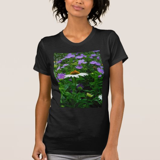 Blume aus weißem Kon, violette Blumen und Motte T-Shirt (Vorderseite)