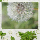 Blume aus weißem Löwenzahn auf grünem Gras Geschirrtuch (Gefaltet)