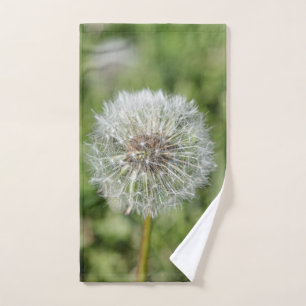 Blume aus weißem Löwenzahn auf grünem Gras Handtuch