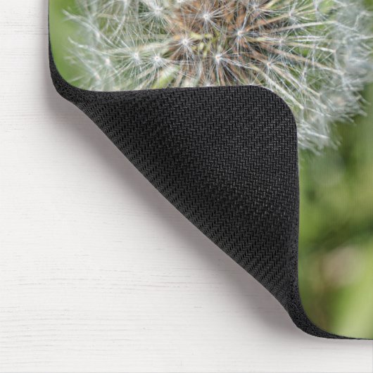 Blume aus weißem Löwenzahn auf grünem Gras Mousepad (Ecke)