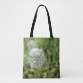 Blume aus weißem Löwenzahn auf grünem Gras Tasche (Vorderseite)