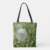 Blume aus weißem Löwenzahn auf grünem Gras Tasche (Rückseite)