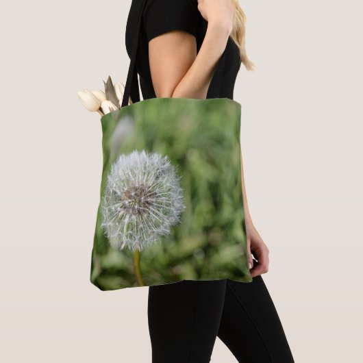 Blume aus weißem Löwenzahn auf grünem Gras Tasche (Von Nahem)