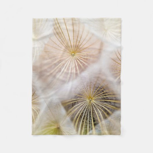 Blume aus weißem Löwenzahn Fleecedecke (Vorderseite)
