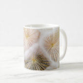 Blume aus weißem Löwenzahn Kaffeetasse (VorderseiteRechts)