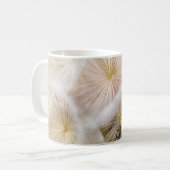 Blume aus weißem Löwenzahn Kaffeetasse (Vorderseite Links)