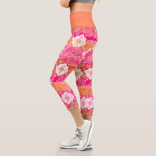 Blume aus weißem Paisley auf heißen rosa, orange Capri Leggings