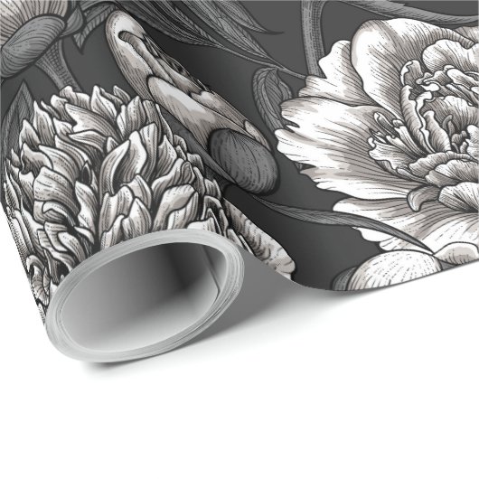 Blume aus weißem Pfirsich auf dunkelgrau Geschenkpapier (Rolleneckpunkt)