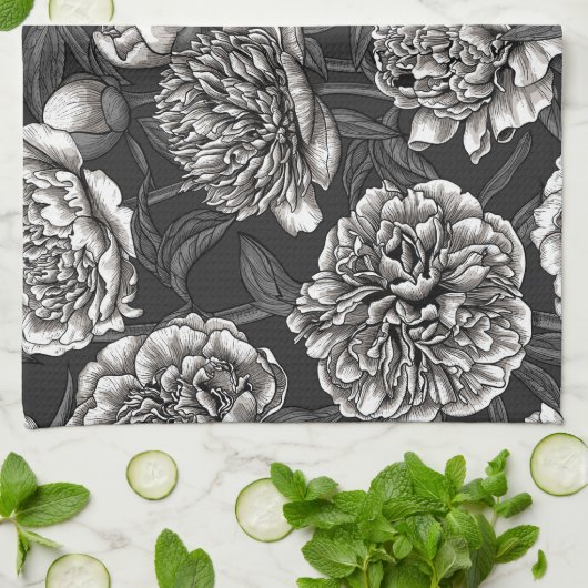 Blume aus weißem Pfirsich auf dunkelgrau Geschirrtuch (Gefaltet)