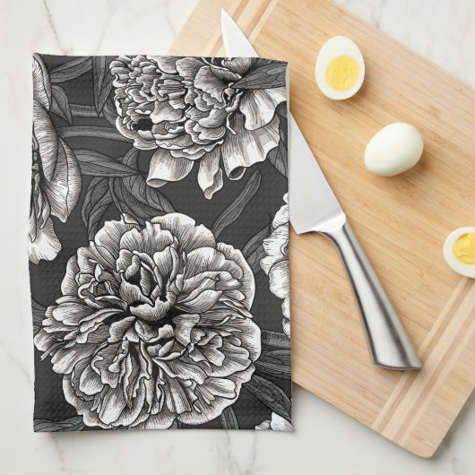 Blume aus weißem Pfirsich auf dunkelgrau Geschirrtuch (Viertel Falte)