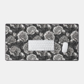 Blume aus weißem Pfirsich auf dunkelgrau Schreibtischunterlage (Tastatur & Maus)