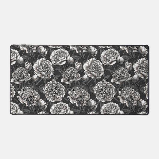 Blume aus weißem Pfirsich auf dunkelgrau Schreibtischunterlage (Vorderseite)