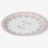 Blume aus weißem Plumeria mit hellrosa und weißem Pappteller (Schrägansicht)