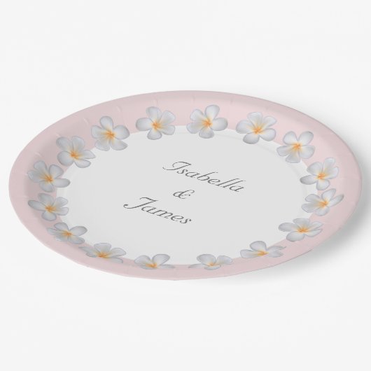 Blume aus weißem Plumeria mit hellrosa und weißem Pappteller (Schrägansicht)