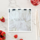 Blume aus weißer Seide mit gestreiftem Hintergrund Serviette (Beispiel)