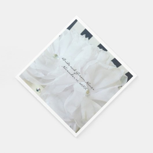 Blume aus weißer Seide mit gestreiftem Hintergrund Serviette (Ecke)