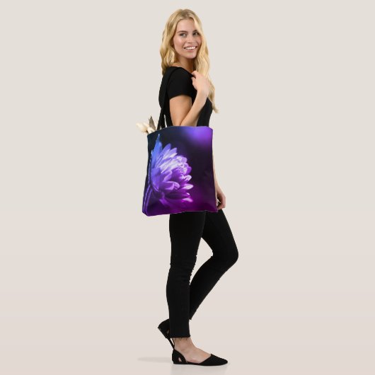 Blume bei hell-schwarz-weiß Farbton Tasche (Am Model)