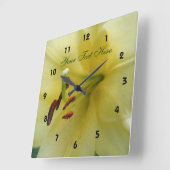 Blume Blassgelbe Lilie Quadratische Wanduhr (Winkel)