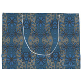 Blume, blauer und grauer Blumenmuster, rustikal Große Geschenktüte (Rückseite)