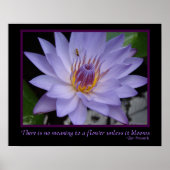 Blume Blooms Zen Proverb Lila Wasserlilie & Biene Poster (Vorne)