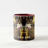 Blume blüht in Sepia Personalisiert Zweifarbige Tasse (Mittel)