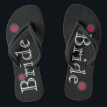 Blume Bride Badesandalen<br><div class="desc">Es ist Black and Pink Lotus Blume Bride's Fun, maßgeschneiderte Hochzeitsflip Flops.</div>
