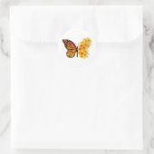 Blume Butterfly mit gelbem Kalifornien-Mohn Runder Aufkleber (Tasche)