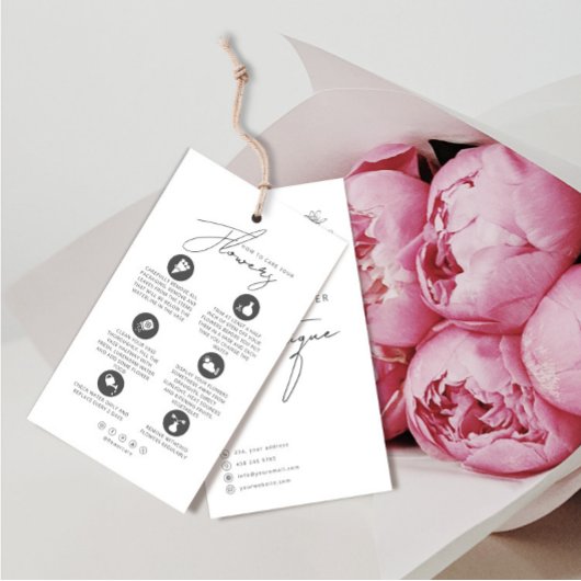 Blume Care hält Floristenkarte mit Logo fest