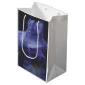 Blume der lila Rose Mittlere Geschenktüte (Vorderseite Schrägansicht)