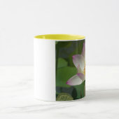 Blume der Lilie auf der Tasse (Zentrum)